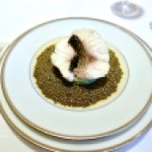 Escalopines de bar à l’émincé d’artichaut, nage réduite au caviar golden